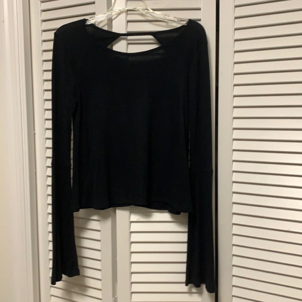 Hollister LS ribbed knit bell sleeved top with peek a boo back detailing. Size M